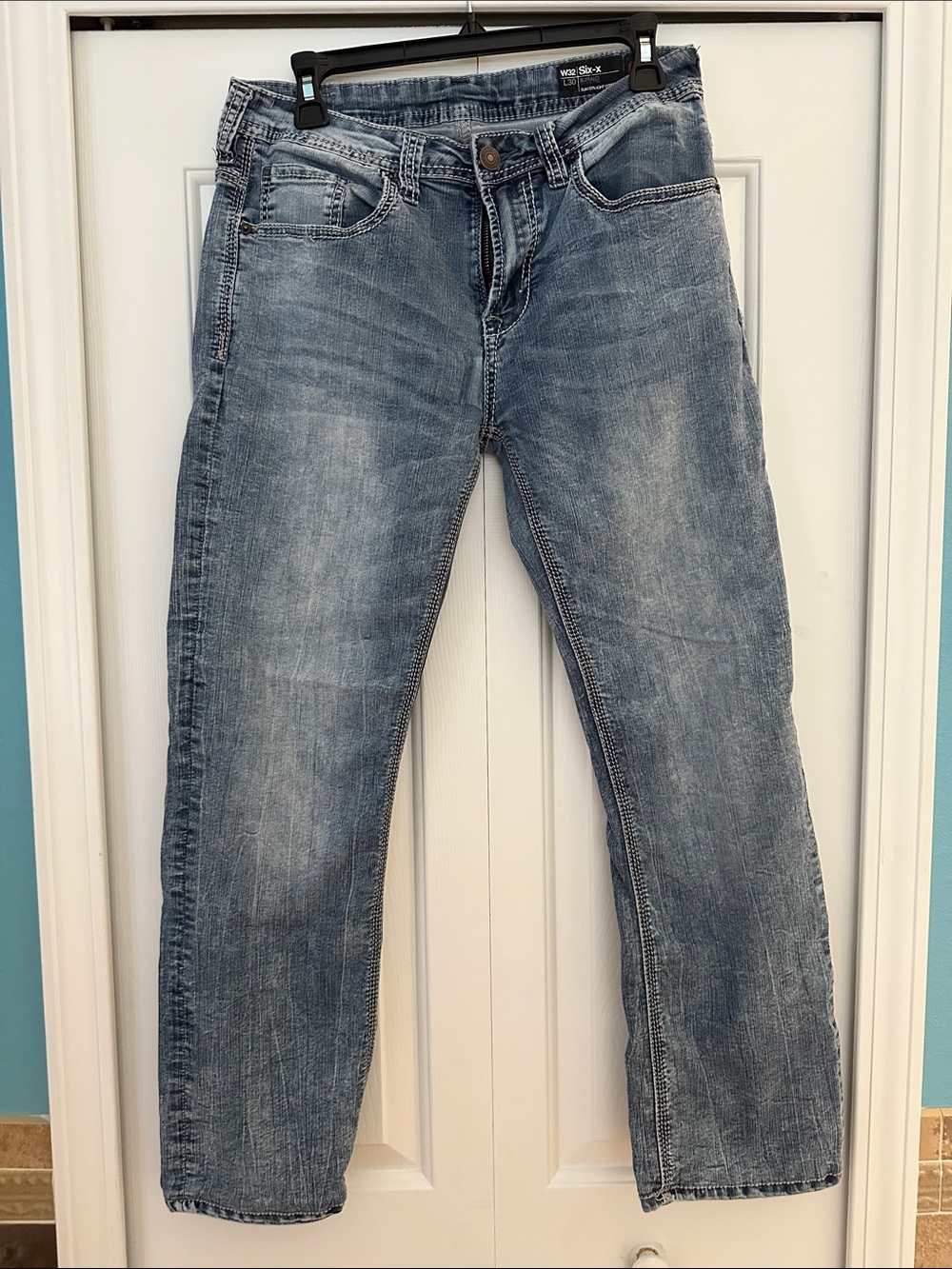 Buckle Men's Light Blue Washed Straight Jeans